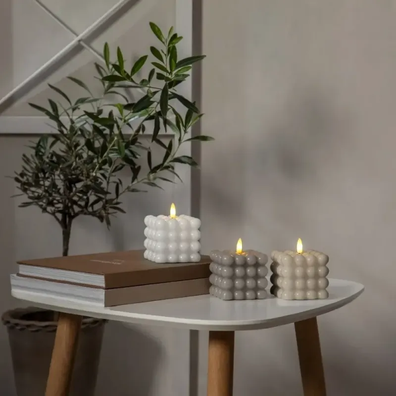 Świeca LED woskowa filarowa FLAMME DOT Beżowa 9,5cm na baterie — zdjęcie 3