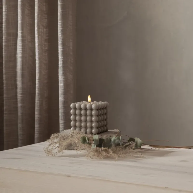 Świeca LED woskowa filarowa FLAMME DOT Szara 12,5cm na baterie — zdjęcie 10
