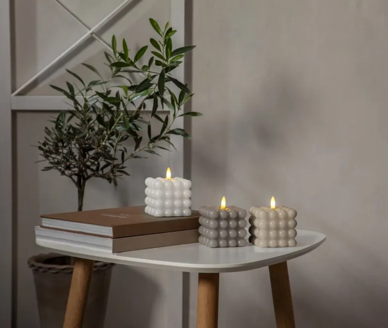 Świeca LED woskowa filarowa FLAMME DOT Szara 9,5cm na baterie — zdjęcie 4