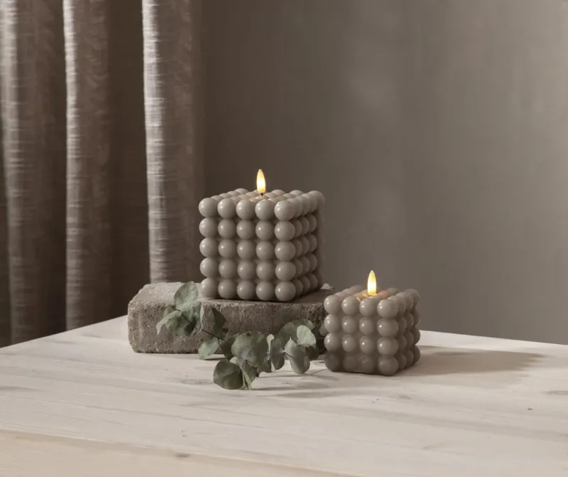 Świeca LED woskowa filarowa FLAMME DOT Szara 9,5cm na baterie — zdjęcie 5