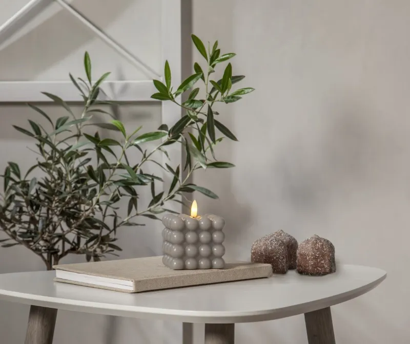 Świeca LED woskowa filarowa FLAMME DOT Szara 9,5cm na baterie — zdjęcie 8