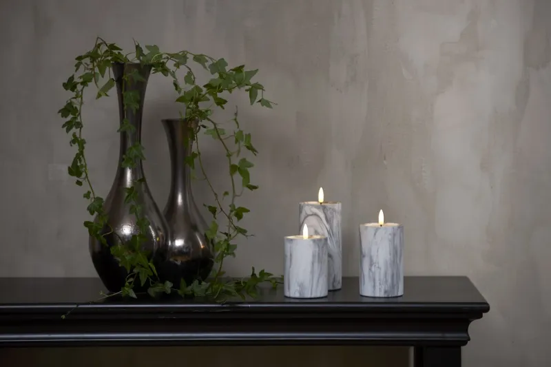 Świeca LED woskowa filarowa FLAMME MARBLE marmurowa 15cm na baterie — zdjęcie 6