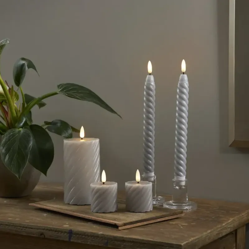 Świeca LED woskowa filarowa FLAMME SWIRL Szara 15cm na baterie — zdjęcie 3