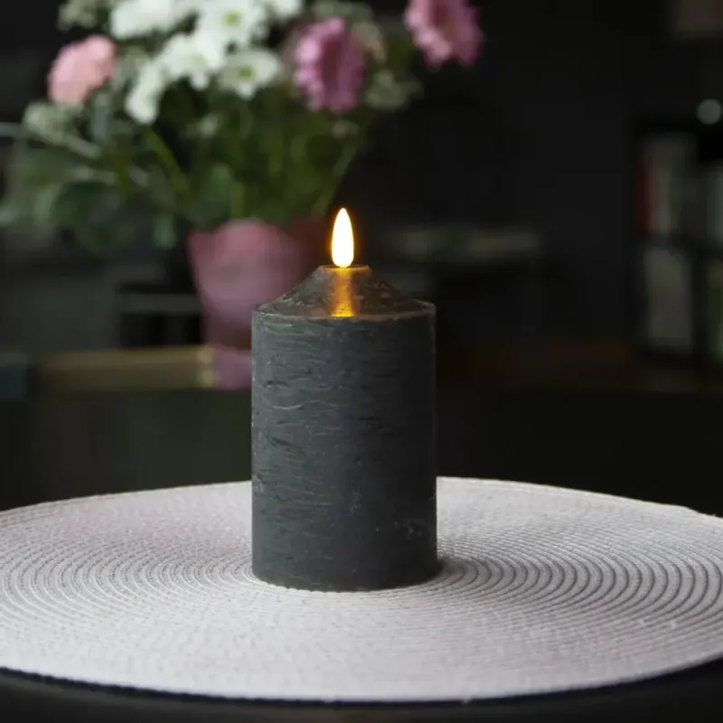 Świeca LED woskowa filarowa FLAMME TOP Czarna 15cm na baterie — zdjęcie 3