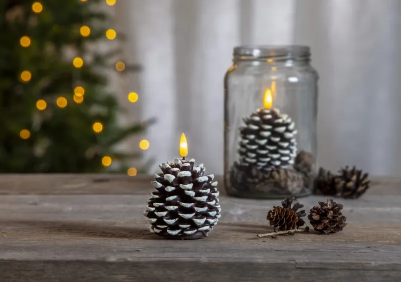 Świeca woskowa szyszka LED FLAMME CONE Brązowa 10,5cm na baterie — zdjęcie 4