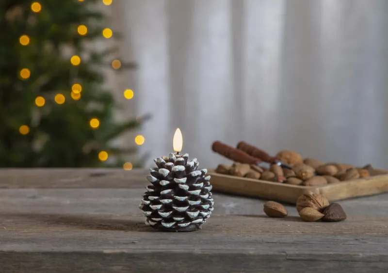 Świeca woskowa szyszka LED FLAMME CONE Brązowa 10,5cm na baterie — zdjęcie 5