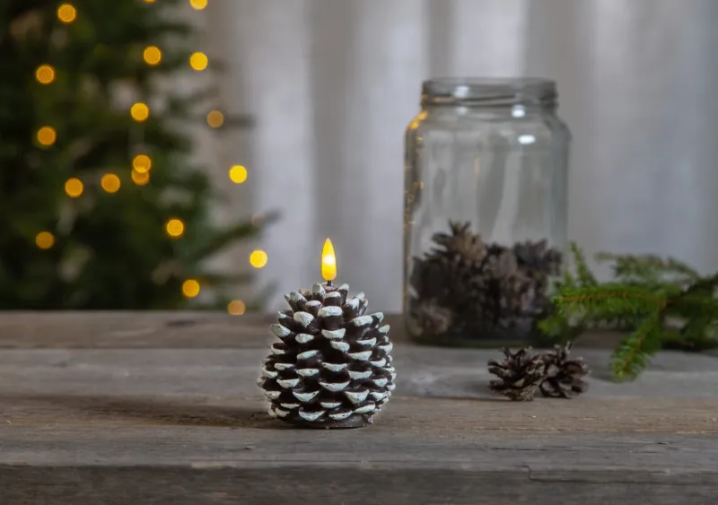 Świeca woskowa szyszka LED FLAMME CONE Brązowa 10,5cm na baterie — zdjęcie 6