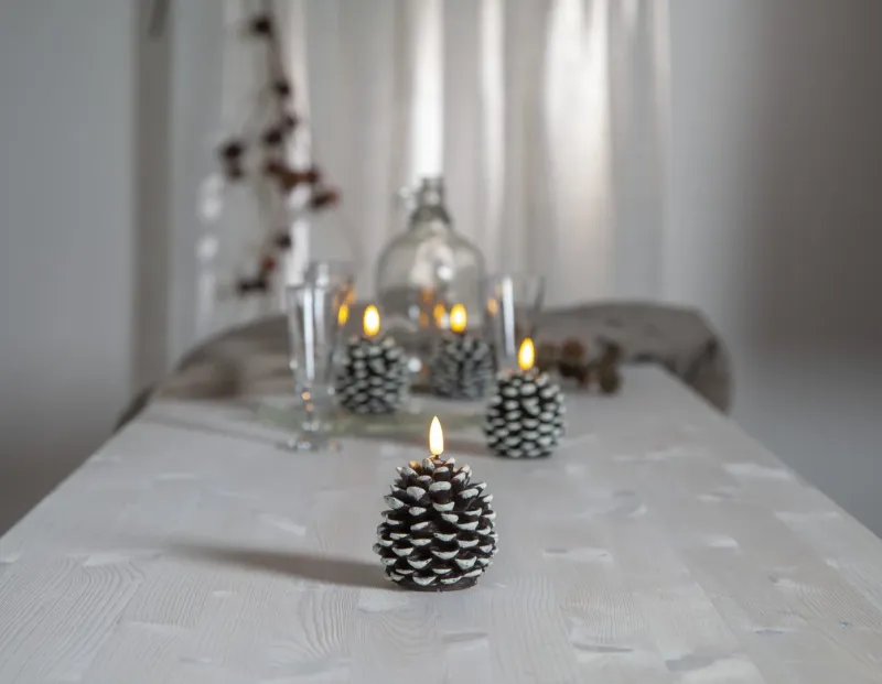 Świeca woskowa szyszka LED FLAMME CONE Brązowa 10,5cm na baterie — zdjęcie 8