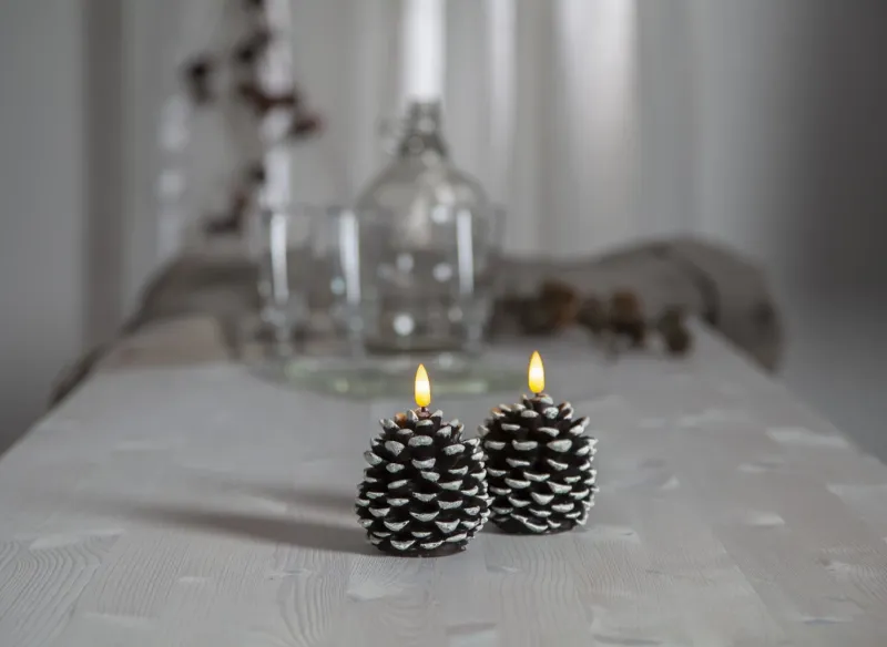Świeca woskowa szyszka LED FLAMME CONE Brązowa 10,5cm na baterie — zdjęcie 9