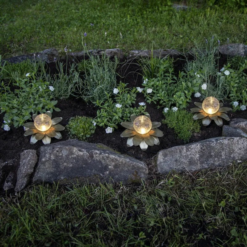 Dekoracja solarna ogrodowa LED 3 kwiaty Lilly — zdjęcie 4
